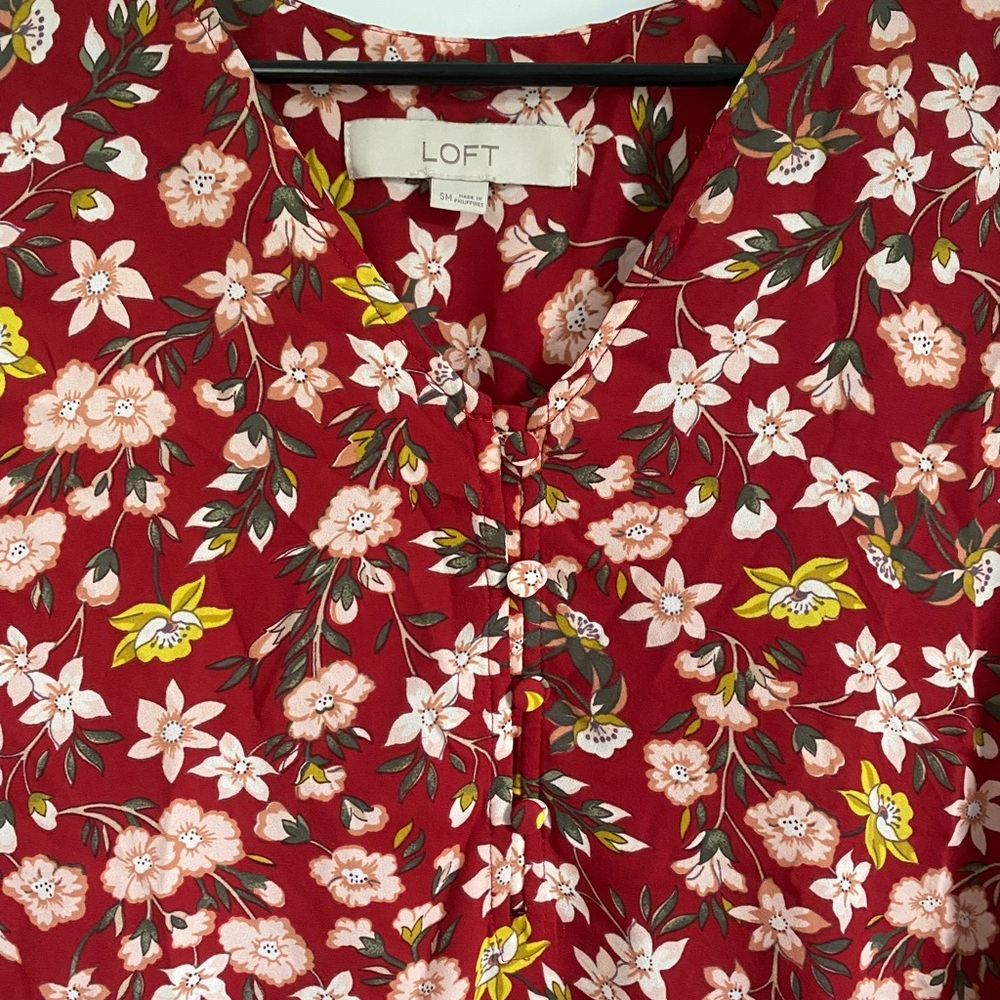 LOFT Maternity Red Floral Women's Top - Picture 3 of 4